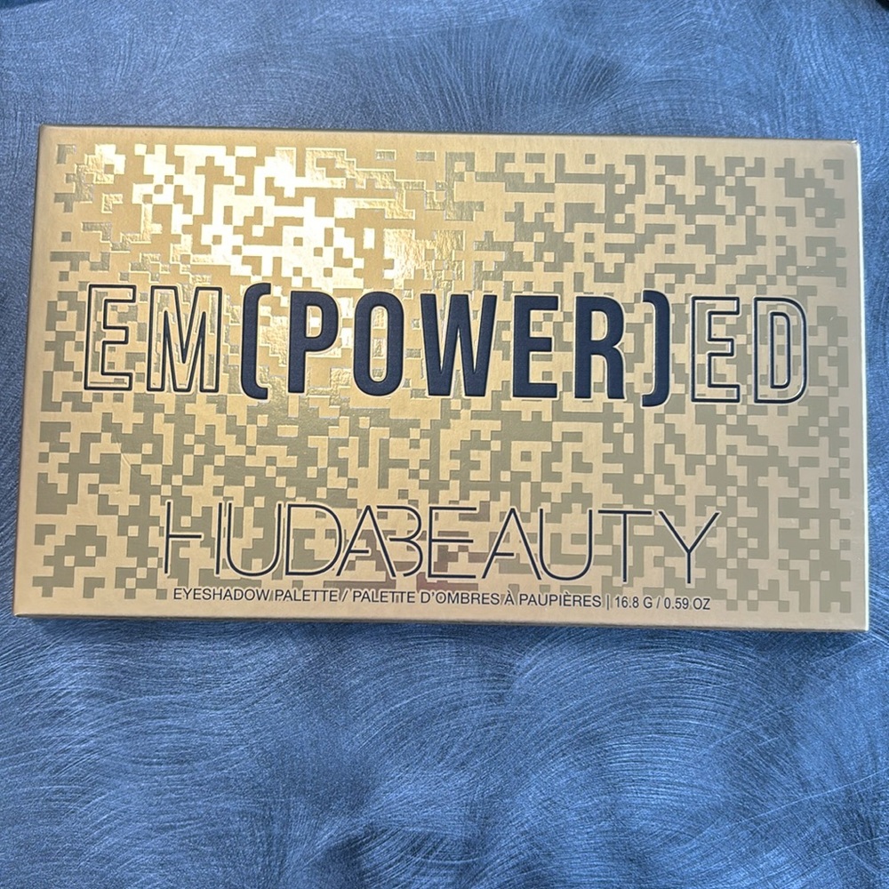 HudaBeauty is eyeshadow palette